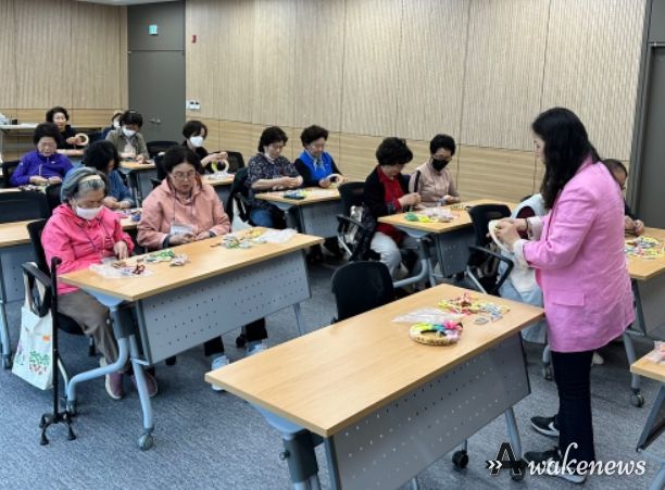 치매 예방프로그램 ‘양말목 리스 만들기’