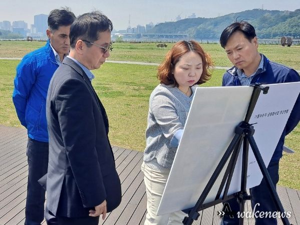 전자영 의원이 기흥호수에서 걷기 편한 둘레길 조성 과정을 설명하며 수상골프연습장 계약 연장 반대 뜻을 전달하고 있다.