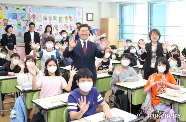 박승원 광명시장은 제42회 스승의 날을 기념하여 15일 광명광덕초등학교에서 1일 명예교사로 나서 ‘놀자, 생각하자, 상상하자’를 주제로 진로 교육 특강을 진행했다.