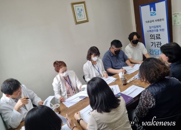 수원시 관계자가 18일 위더스요양병원 관계자와 대화하고 있다.