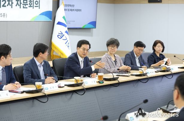 19일 오전 경기도청 5층상황실에서 김동연 경기도지사가 도민안전혁신단 위촉식 및 자문회의를 주재하고있다.