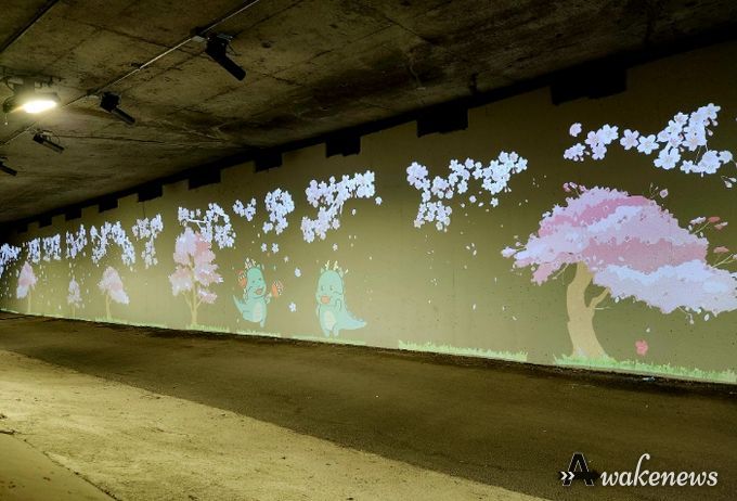 죽전1동이 안대지천 보행로에 조아용 로고젝터를 설치했다