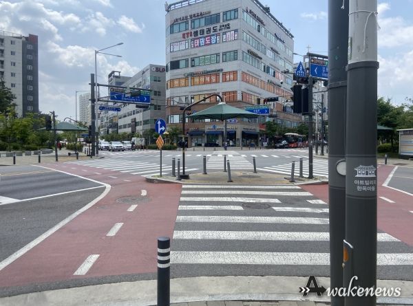 불법광고물을 근원적으로 차단하기 위해 운양동에서 김포시 최초로 신호등과 가로등, 통신주 등에 방지시트를 설치했다.