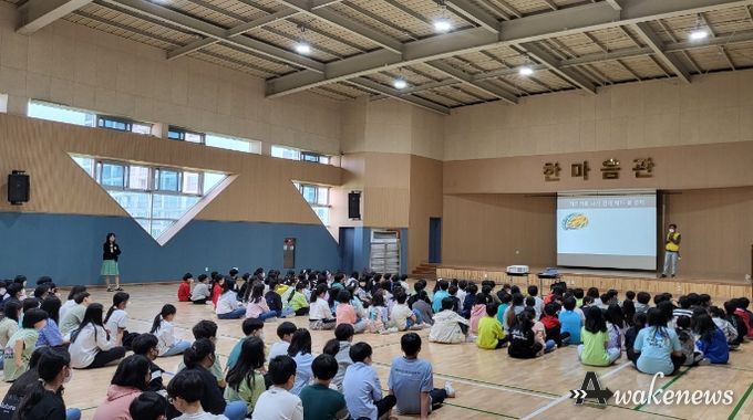 팔달초등학교 학생들이 이론교육을 받고 있다.