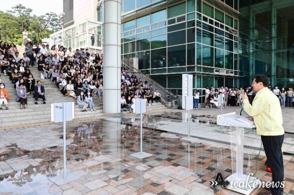 이상일 용인특례시장이 31일 삼가동 문화복지 행정타운 1층 하늘광장에서 진행된 합동 소방 훈련에서 강평을 하고 있다.