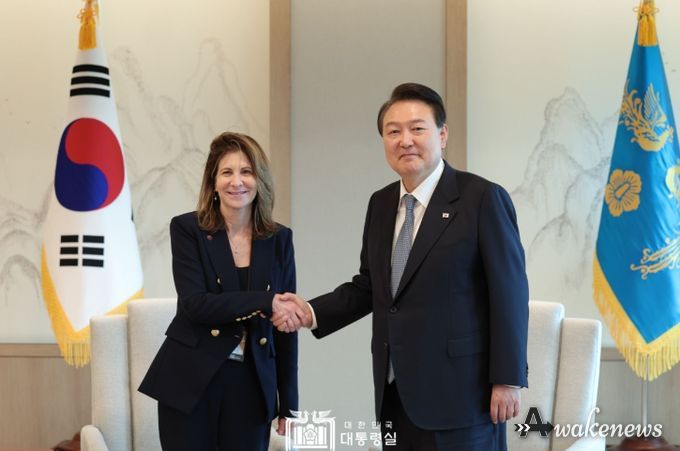 5월 31일 윤석열 대통령은 린다 밀스 美 뉴욕대 총장을 접견했다.