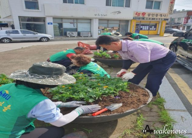 새마을 남․여 지도자와 함께 여름맞이 꽃 심기