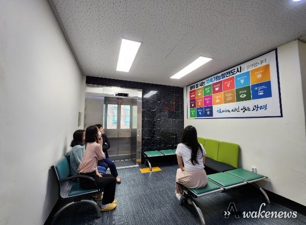 광명시 하안1동 행정복지센터가 광명시 2030 지속가능발전목표를 소개하는 현수막을 걸며 시민들에게 알리는데 앞장서고 있다.