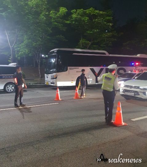 수원시 관계자가 경찰과 협업해 체납차량을 단속하고 있다.
