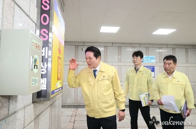 최대호 안양시장을 비롯한 관계 공무원들은 지난 5일 관양동 우편집중국 앞 대피시설을 방문해 점검했다