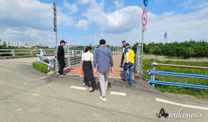 고촌읍에 있는 교량을 점검 중인 김포시청 담당 직원들