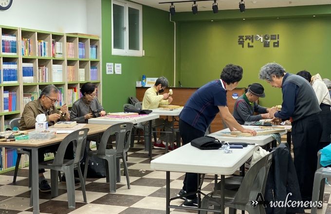 죽전1동 주민자치센터에서 무료 강좌가 마련된다. 사진은 서각공예 수업 진행 모습