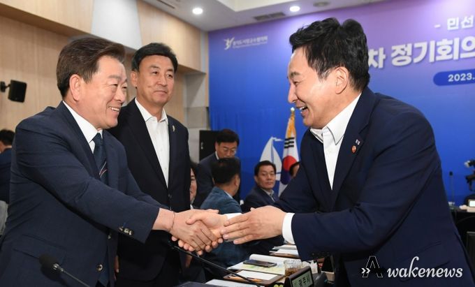 박승원 광명시장이 9일 화성시에서 개최된 경기도시장군수협의회 민선8기 제3차 정기회의 및 국토부 간담회에 참석해 원희룡 국토부 장관과 악수하고 있다