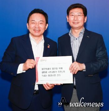 이상일 용인특례시장(오른쪽)이 9일 화성시 전곡항마리나클럽하우스에서 열린 '국토교통부장관과 경기도시장군수협의회와의 간담회'에서 원희룡 국토교통부 장관(왼쪽)에게 건의 사항을 전달했다.