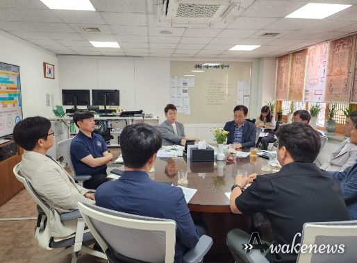 황인국 제2부시장과 프로스포츠 구단 홍보·마케팅 부서장들이 대화를 나누고 있다.