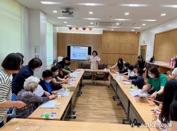 광명시 광명6동 통장협의회와 자율방재단은 지난 14일 동 행정복지센터 중회의실에서 여름철 자연재난 대비 긴급대응단 편성 회의 및 수방장비 교육을 실시했다.