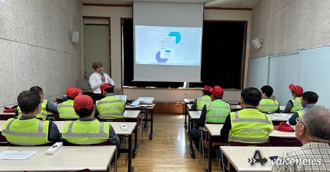 스마트워치 활용교육을 받는 군포시 환경미화원들