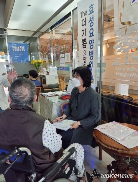 수원시 의료급여관리사가 실태 조사를 하고 있다.