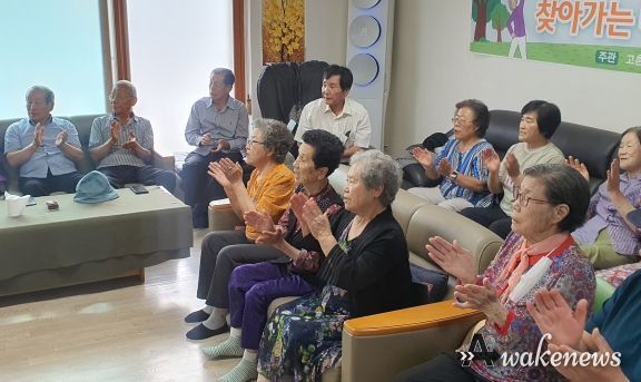 고촌읍 지역사회보장협의체에서 황색 경로당 어르신들을 위해 노래교실 및 치매진단검사를 실시했다.