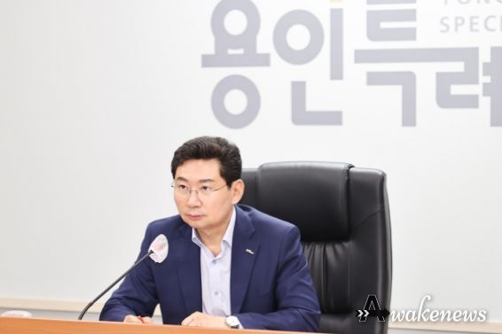 이상일 용인특례시장이 19일 시청 영상회의실에서 간부공무원 회의를 주재하고 있다.