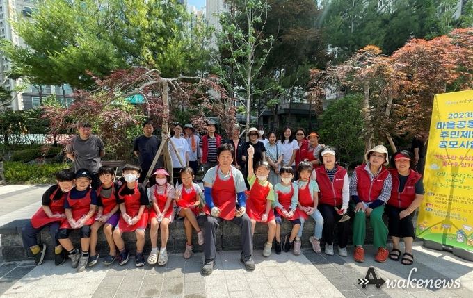 광명시 광명6동 주민자치회는 지난 17일 광일초등학교 학생 및 학부모들과 함께 도란도란 도심숲길 꽃심기 활동을 펼쳤다.