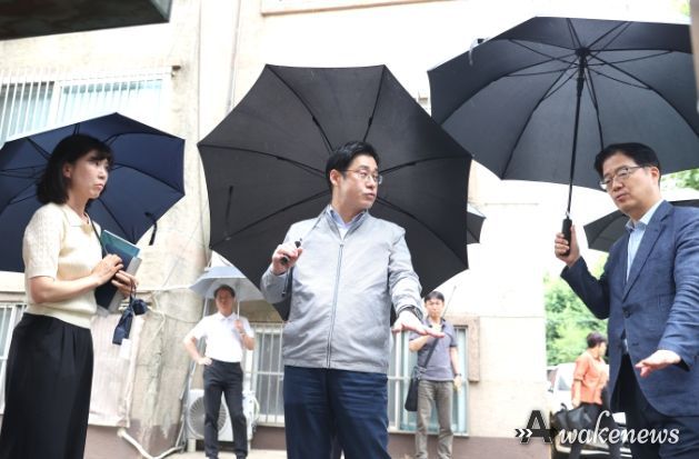 김규식 광명시 부시장(사진 오른쪽)은 20일 우기 전 반지하주택 현장 점검차 광명시를 방문한 오병권 경기도 행정1부지사(사진 가운데) 및 시 관련 부서장들과 함께 현장을 점검했다.