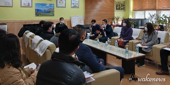 지난1월 용인특례시가 매봉초 통학로 개방을 위해 개최한 회의에 관계자들이 참석해 의견을 나누고 있다
