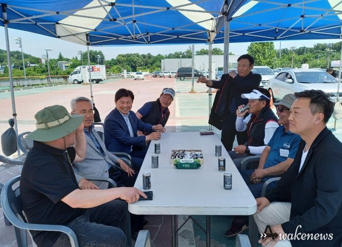 조용익 부천시장이 자동차 무상 안전점검 현장을 방문하여 행사에 참여한 정비업대표자들을 격려했다