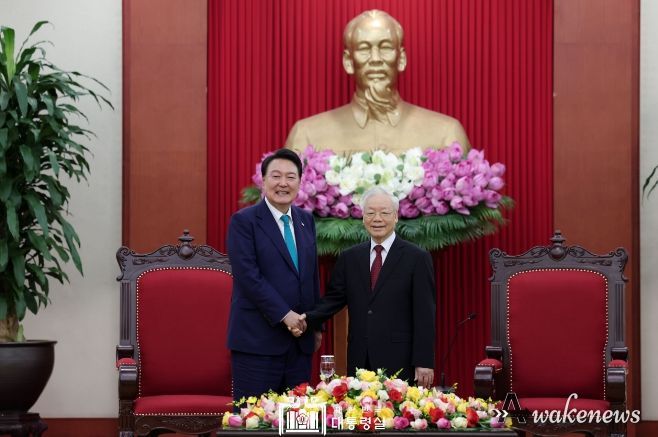 6월 23일 윤석열 대통령은 응우옌 푸 쫑(Nguyen Phu Trong) 당서기장과 면담을 가졌다.