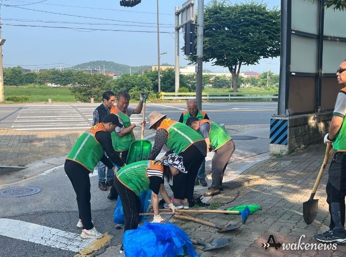 동두천시 송내동 통장협의회, 지역자율방재단과 호우 대비 배수로 정화활동 실시