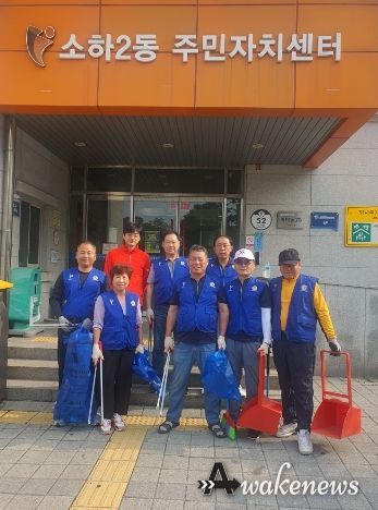 광명시 소하2동 바르게살기위원회는 마을을 깨끗하게 만들기 위해 지난 24일 오전 8시부터 오리로 일대에서 담배꽁초를 줍고 생활 쓰레기를 수거하며 골목길을 청소했다.