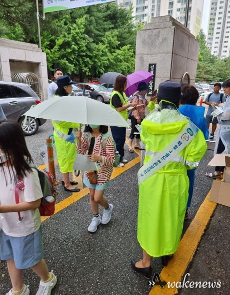 용인특례시가 26일 수지구 정평초등학교 인근에서 경기도 및 민간단체와 함께 안전점검의 날 캠페인을 벌였다