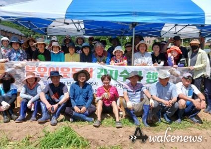 동천동 통장협의회가 감자 수확 후 기념촬영을 하고 있다
