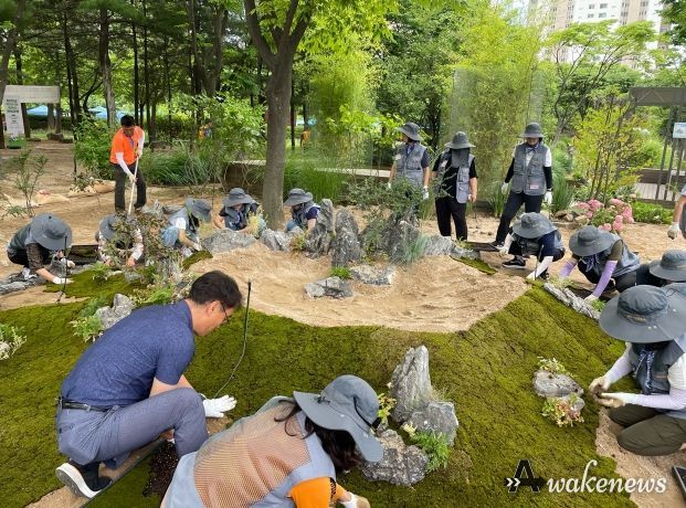부천 시민정원사 6기 교육생들이 부천중앙공원에서 탄소흡수원 조성 실습을 하고 있다.