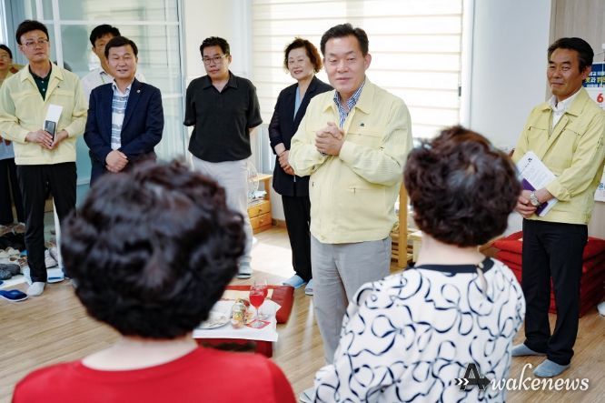 이재준 시장이 남수연화경로당 어르신들과 이야기를 나누고 있다.