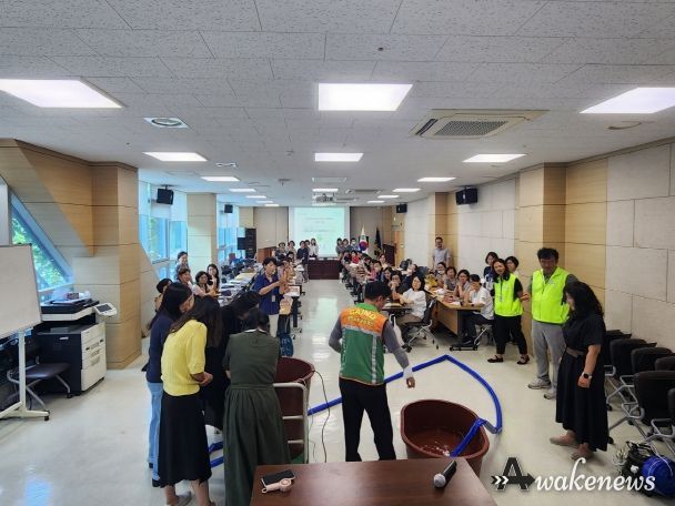 광명시 철산3동 행정복지센터는 28일 동 행정복지센터 2층 대회의실에서 통장협의회를 대상으로 여름철 자연재난 대비 수중펌프 사용 교육을 실시했다.