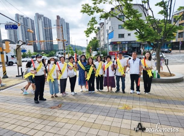 광명시 일직동 청소년지도협의회는 28일 빛가온 초·중학교 학생들의 안전한 등교를 위해 서독로 8차선 횡단보도를 중심으로 교통안전 캠페인을 펼쳤다.