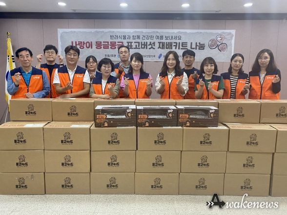 동백2동이 지난 29일 동 지역사회보장협의체와 함께 홀로 사는 어르신과 장애 가구에 반려식물을 전달했다