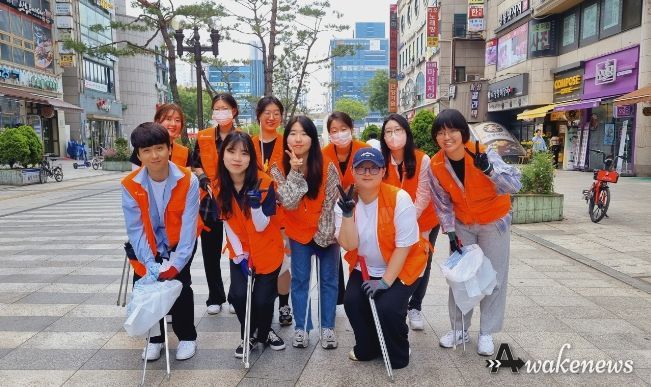 청년봉사단 플로깅 활동 중