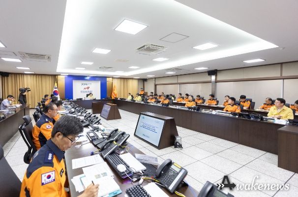 30일 오전 경기도소방재난본부 영상회의실에서 김동연 경기도지사, 조선호 경기도소방재난본부장, 연제찬 안전관리실장, 관내 소방서장 등이 참석한 가운데 재난대비 대응태세 긴급점검을 위한 영상회의가 열리고 있다.