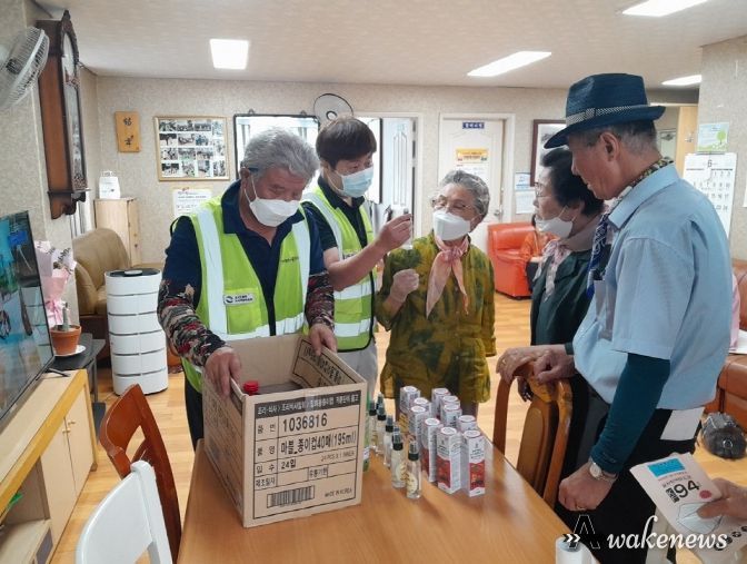 파주시 금촌3동 행복마을관리소와 여름나기…방역소독과 새참 나눔