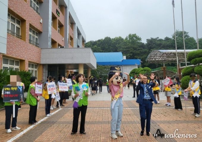 등굣길 학교폭력 및 흡연 예방 합동 캠페인
