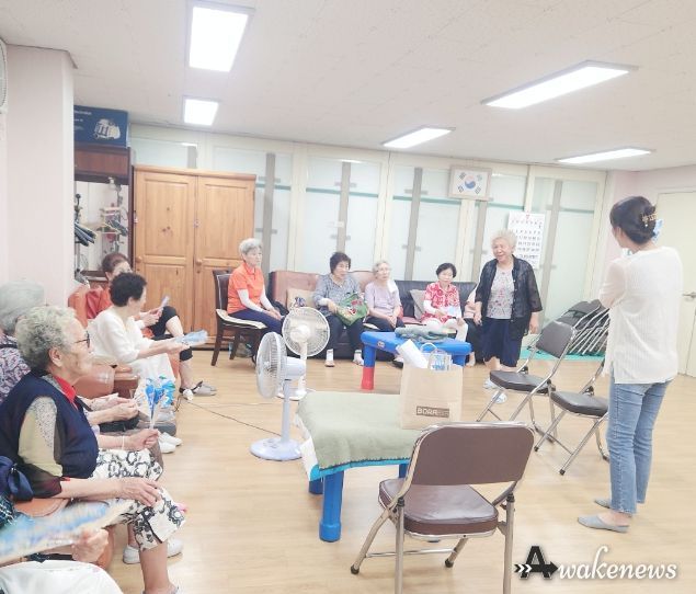 보라동이 지난 4일 경로당 등에서 폭염 대비 안내문과 홍보물품을 배부했다