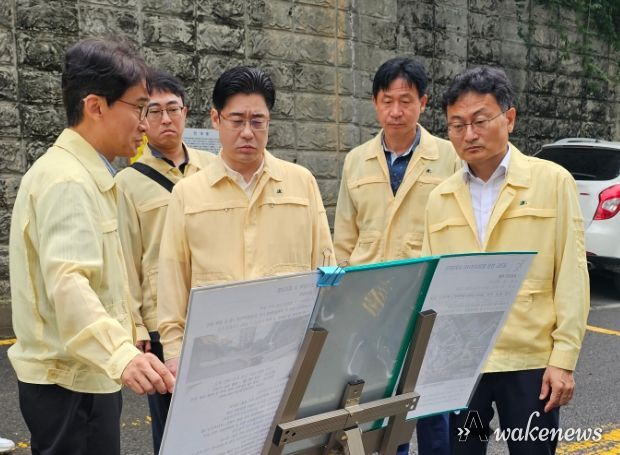 오병권 경기도 행정1부지사(가운데)가 엄진섭(맨 왼쪽) 김포시 부시장과 침수 피해 우려 지역을 방문해 현황을 보고 받고 있다.
