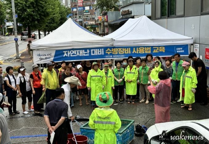 광명시 하안3동 행정복지센터는 지난 4일 동 행정복지센터 주차장에서 동 긴급대응단 70여 명이 참여한 가운데 ‘여름철 자연재난 대비 수방 장비 사용법 교육’을 실시했다.