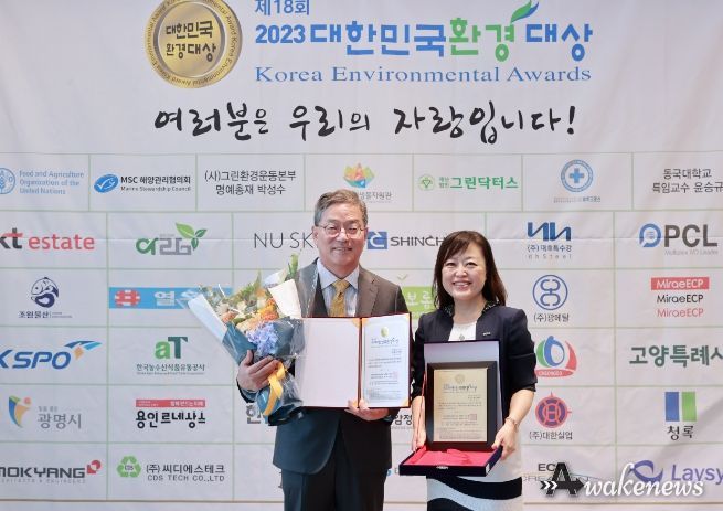 황준기 용인특례시 제2부시장(사진 왼쪽)과 관계자가 기념촬영을 하고 있다.
