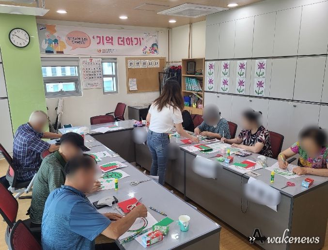 안산시단원보건소 치매안심센터, 미술치료사와 인지재활교실 운영