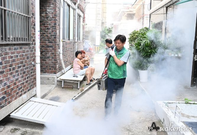 조용익 부천시장이 본격적인 장마의 영향으로 해충 발생이 증가하는 것에 대응해 해충 박멸 작업을 벌이고 있다