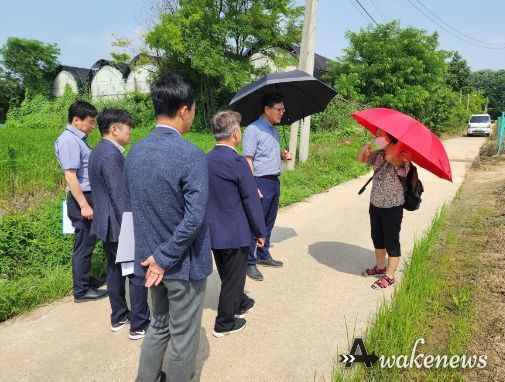 이정형 고양특례시 제2부시장이 지역주민의 의견을 듣고 있다.
