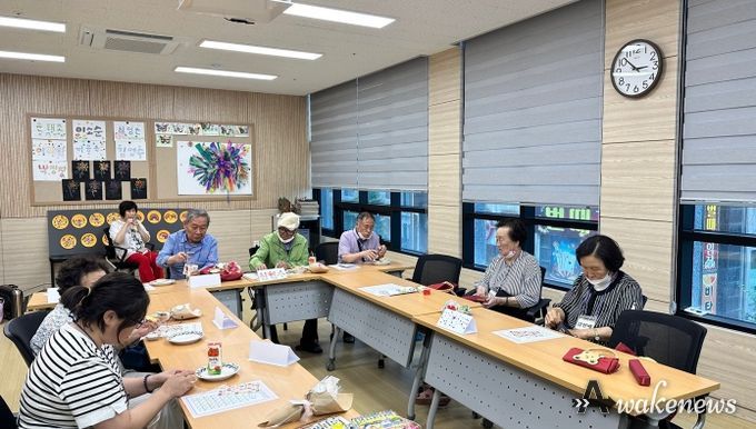 치매 어르신들의 설레는 입학식 평택시 안중보건지소 '똑똑 기억학교' 운영